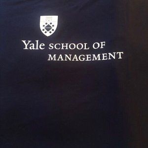 PREOWNED YALE SCHOOL OF MANAGEMENT NAVY MV SPORTS SWEATSHIRT BLANKET 55" X 76"